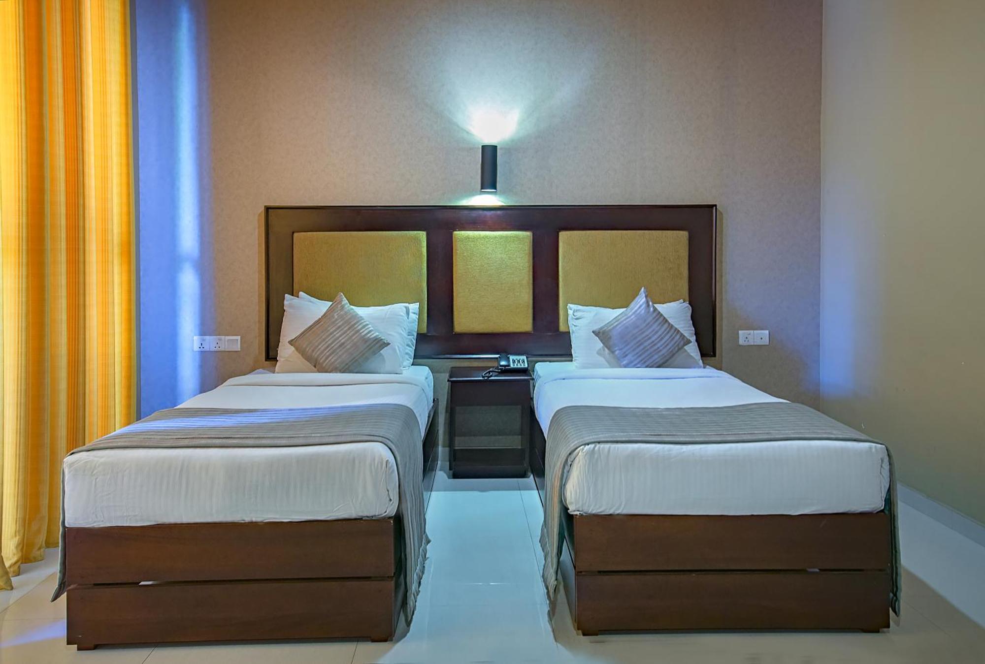 The Full Moon Hotel Katunayaka Buitenkant foto