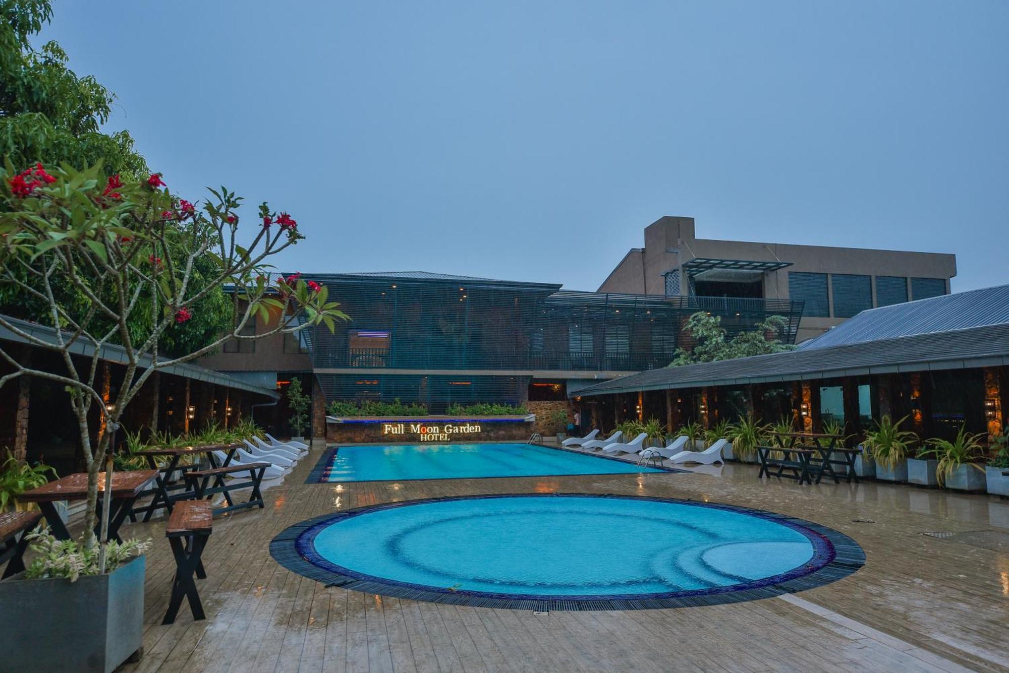 The Full Moon Hotel Katunayaka Buitenkant foto